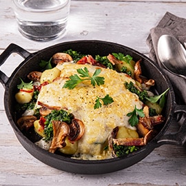 Gnocchischotel met paddenstoelen spekjes en kaassaus